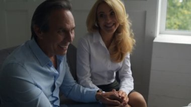 Mutlu çift eller bir arada tutma