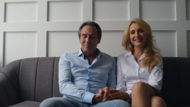 Mutlu aile önünde oturan