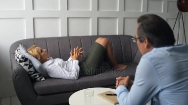 onun küçük problemlerinden psikiyatriste açıklayan kadın