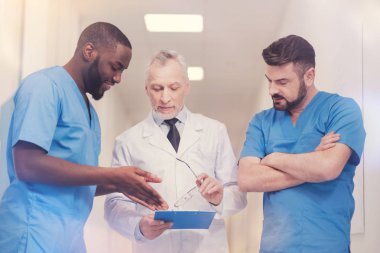 Pozitif esmer adam doğru bilgileri işaret