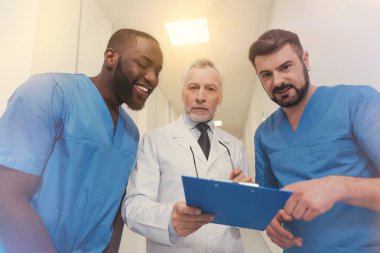 Dört gözle yakışıklı sakallı esmer