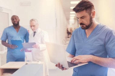 Ciddi sakallı esmer laptop ile çalışma