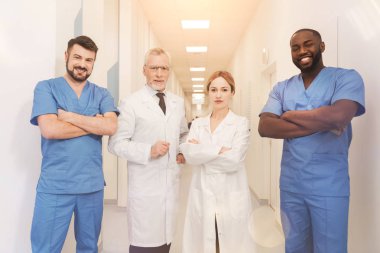 Doğruca kameraya bakarak profesyonel tıbbi işçilerin grup