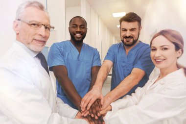 Gülümseyen insanlar kameraya poz