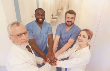 Mutlu işçiler ekip oluşturma görevleri yapmak