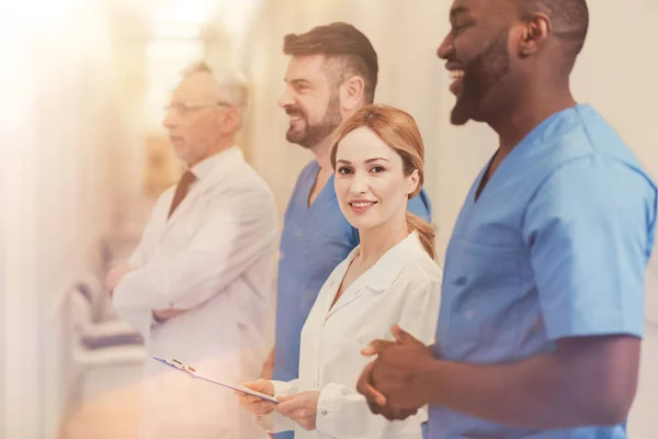 Sonriente persona femenina mirando recto — Foto de Stock