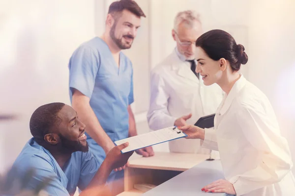 Positiv erfreut brünette holding folder — Stockfoto