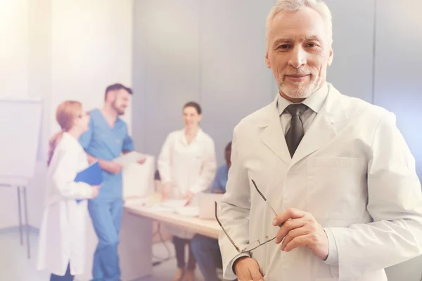 Positivo hombre barbudo encantado posando en cámara — Foto de Stock