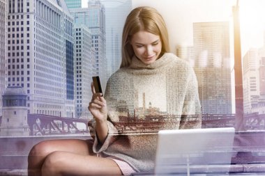 Online bankacılık sistemi kullanan olumlu genç kadın