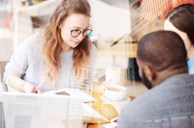 Çalışkan öğrencilerin heyecan verici tartışma