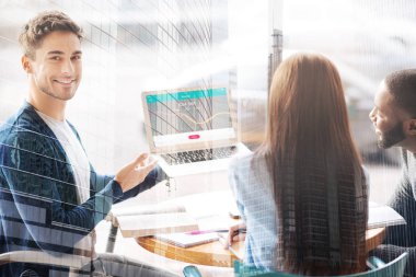 Hoş adam onun iş arkadaşlarınıza sunulması