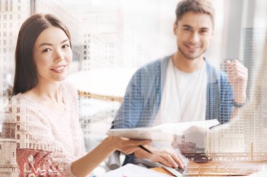 Onun çalışma kitabı alarak iyimser kız yakın çekim