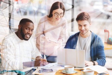 Hafta sonu boyunca çalışma hevesli iş arkadaşları