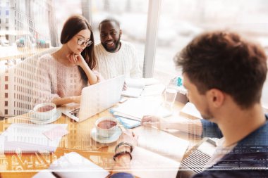 Akıllı öğrenciler rahat bir ortamda çalışma