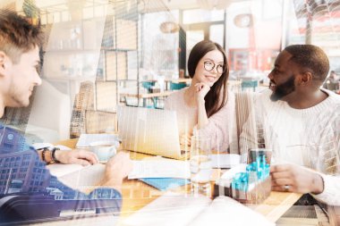 Genç çift birbirine sevgiyle bakarak