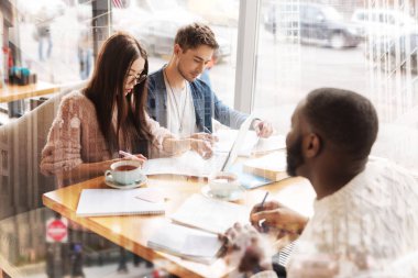 Konsantre meslektaşları masada çalışma
