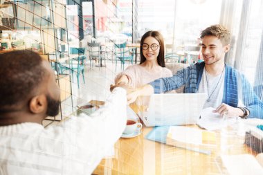 İnanılmaz grup öğrencinin sınav için hazırlanıyor