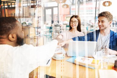 Akıllı öğrenciler eller bir arada tutma