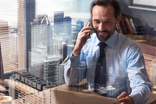 Fröhlich selbstbewusster Geschäftsmann telefoniert — Stockfoto