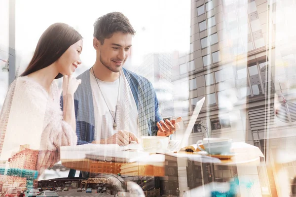 Schöne Freunde, die positive Emotionen ausdrücken — Stockfoto