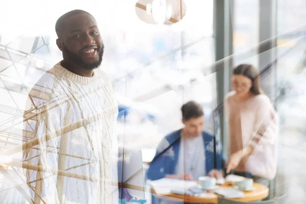 Cintura para cima de afro-americano positivo — Fotografia de Stock