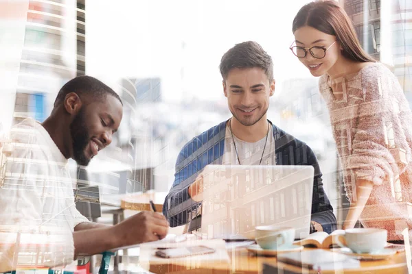 Närbild av hårt arbetande studenter i avslappnad atmosfär — Stockfoto