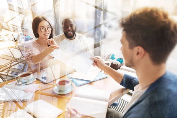 Estudiantes felices discutiendo resultados — Foto de Stock