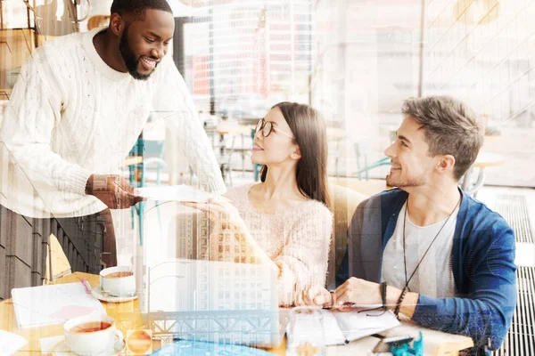 Akıllı meslektaşları gayri resmi bir ortamda çalışma