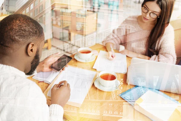 Close up van attente studenten voorbereiden op een test — Stockfoto