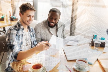 Neşeli öğrencilerin seminerler için hazırlanıyor