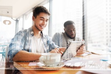 Masada oturan iyimser arkadaşlar