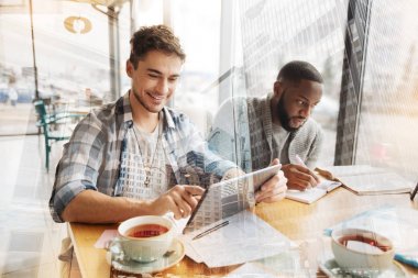 Pozitif öğrenciler kafede eğleniyor