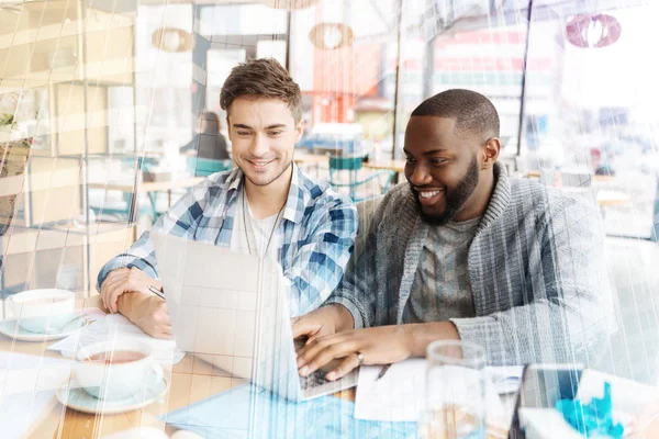 Lachende vrienden na rust in het café — Stockfoto