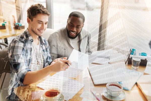 Neşeli öğrencilerin seminerler için hazırlanıyor