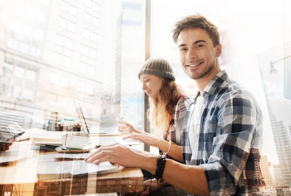 Estudiante diligente mirándote con deleite —  Fotos de Stock