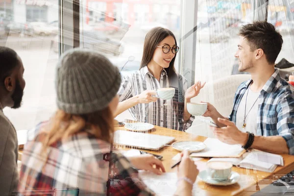 Amigos optimistas tomando té en el restaurante — Foto de Stock