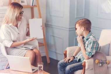 Profesyonel psikolog bir okul çocuğu ile bir sınama