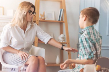 Duygusal okullu çocuk psikolog ile konuşmak