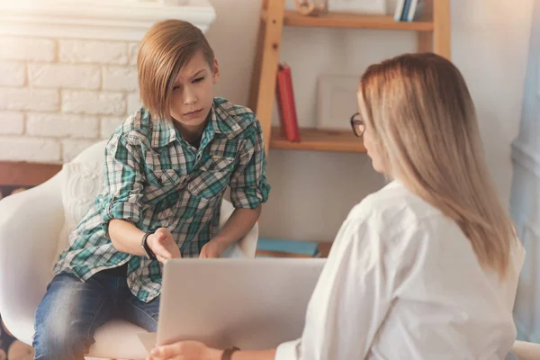 Oroliga skola pojke pratar med en psykolog — Stockfoto