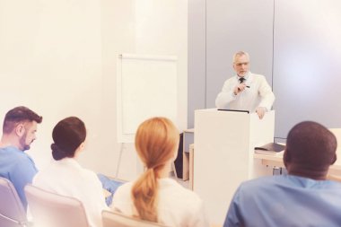 Onların öğretim görevlisi dinleme öğrenci grubu