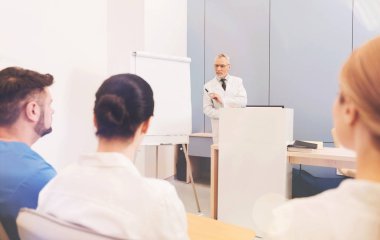 Yeni malzeme açıklayan ciddi Profesör