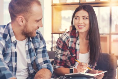 Fikirler paylaşırken gülümseyen yukarıya ve gelme startuppers