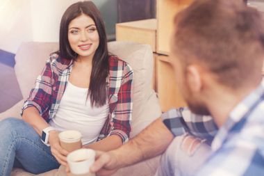 Genç arkadaşları içme kahve öğle yemeği Gaga sırasında take away