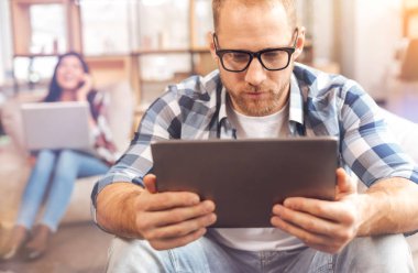 Yakışıklı erkek serbest meslek sahibi tablet bilgisayar ile çalışma