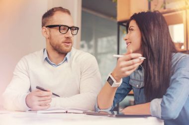 İş Projesi tartışmaya neşeli arkadaşları