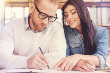 Up ve arkadaşları teamworking geliyor ve bir şey belirterek