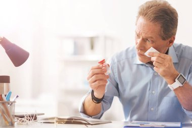 Şaşırmış ponponsuz adam haplarla şişe arıyorum