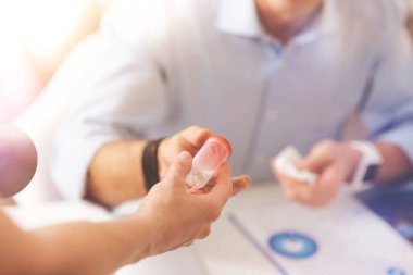 Bir şişe sihirli hap ile yakın çekim