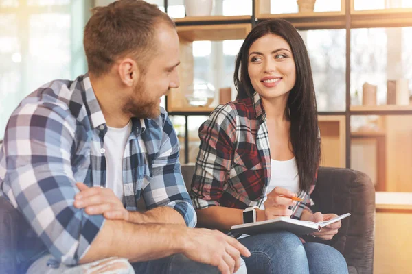 Unga företag kollegor diskutera projekt under informella möte — Stockfoto