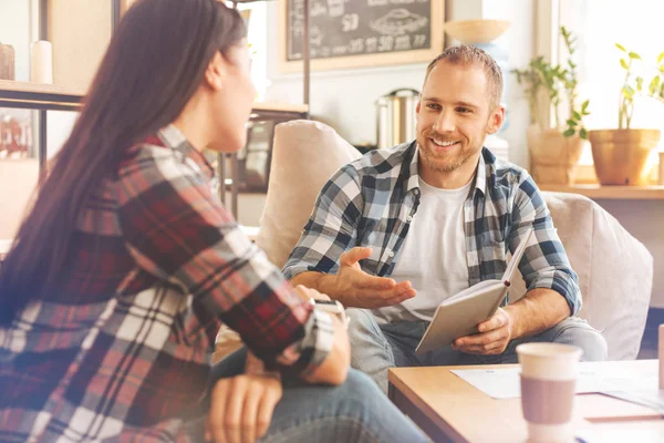 Colegas positivas compartiendo ideas durante la reunión informal — Foto de Stock